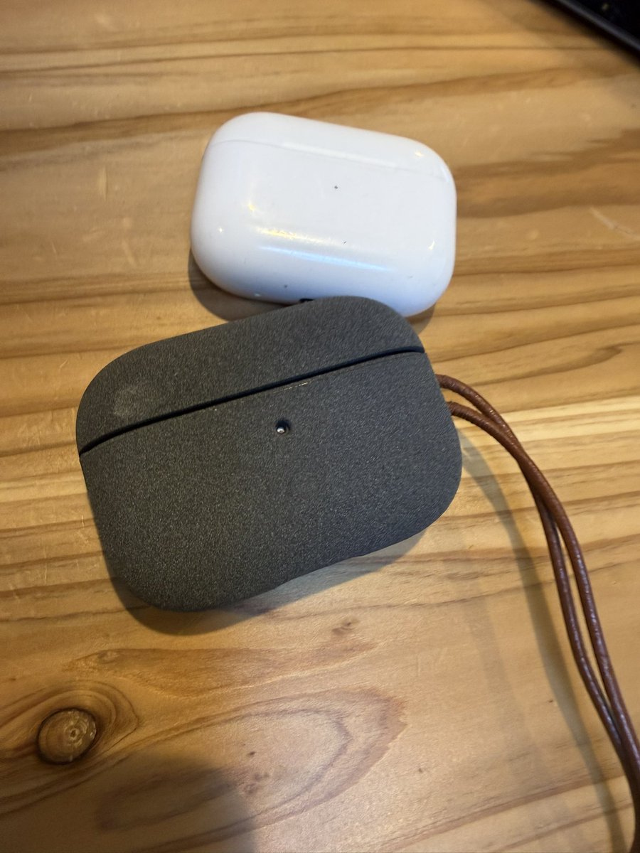 mathmatical_man's tweet photo. ひさしぶりに断捨離と模様替えしてるけど、歴代AirPods Proはみんなどうしてるんだろう
場所取らんけど使わんしなんかに使えないのかな https://t.co/abQ4RaOqKw