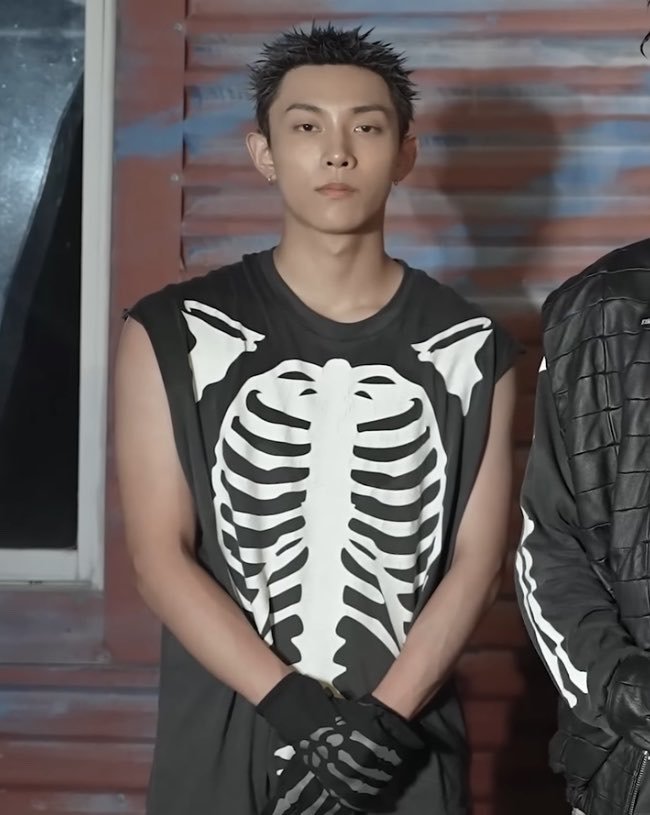 reeyul_'s tweet photo. Sama sama sleeveless loh ya https://t.co/jsFcG70M8z
