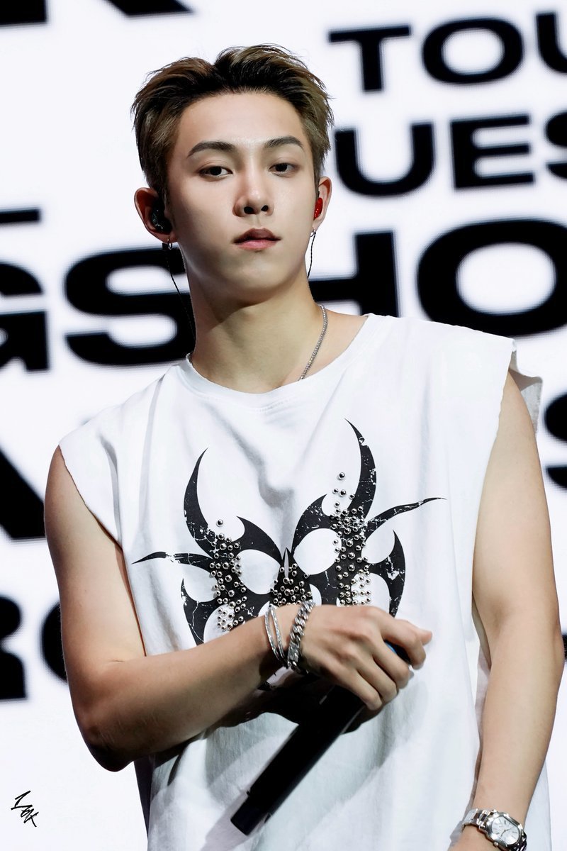 reeyul_'s tweet photo. Sama sama sleeveless loh ya https://t.co/jsFcG70M8z
