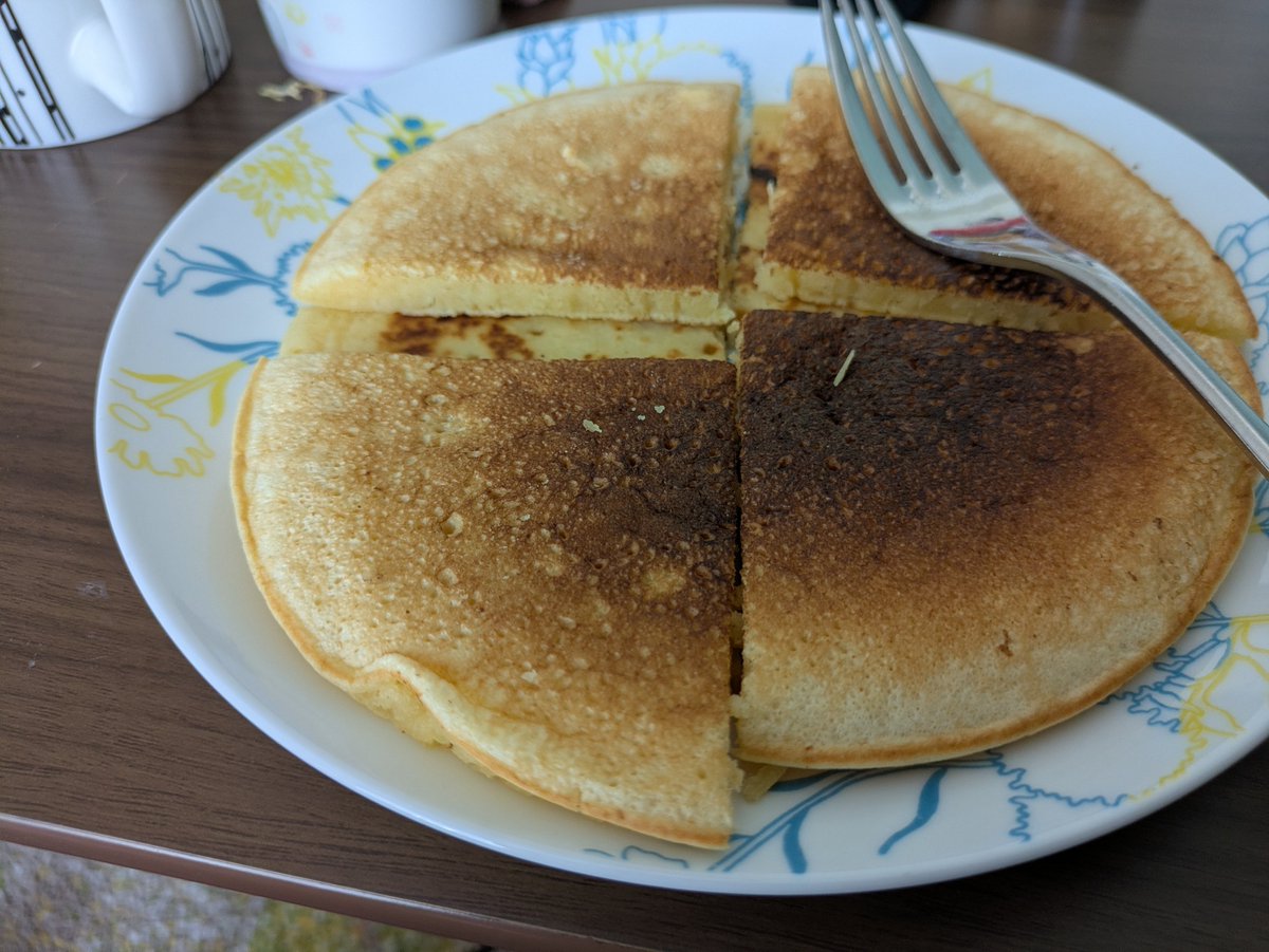 bassey_8484's tweet photo. ホットケーキミックスないから、調べて炭酸水で作れるということで作ったけど、混ぜる時に炭酸ほぼ抜けてしまった。

でもね！！美味しいのよ！フワフワではないけど、モチモチってのがいい！甘さもいい感じだし、牛乳も入れたからしっとり感も◎って感じ！ https://t.co/o5dnREfaPZ