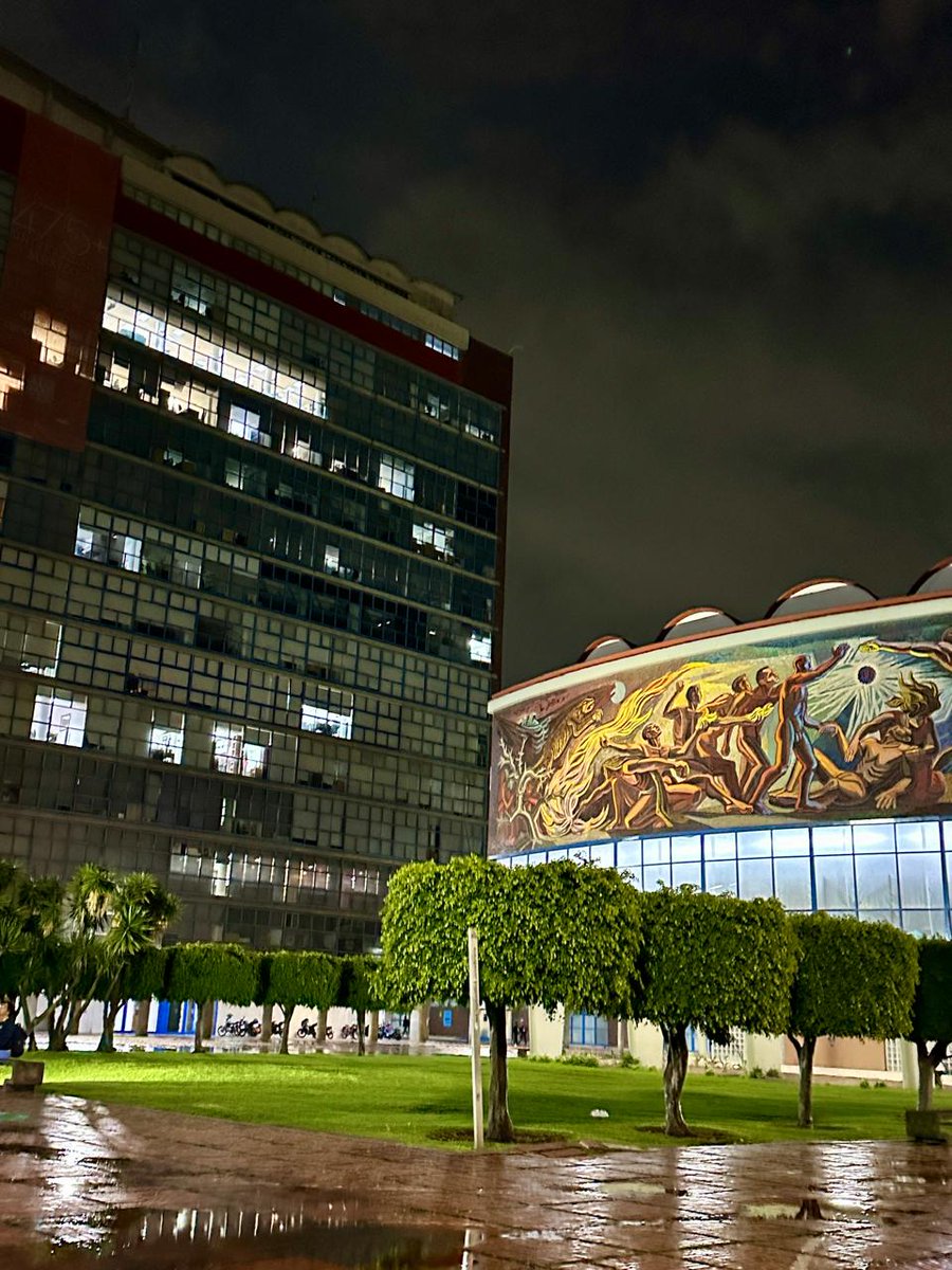 UNAM_MX's tweet photo. Entre reflejos, luces y murales, la noche en #CU se convierte en #PostalUNAM ✨☔️. Comparte tus mejores capturas de la Universidad en nuestro Instagram oficial > https://t.co/7pT3iWimUf https://t.co/6LCZQK9uMv