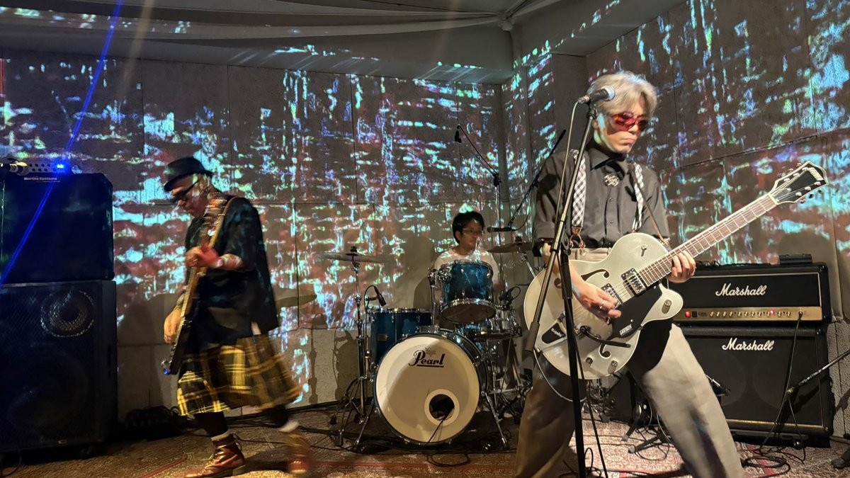 PISSofficialX's tweet photo. ありがとうヒソミネ！
ありがとうお客さん！
昨夜出会えた人ありがとう！
最近ちゃんと届いている感じがするよ！
嬉しいぜ！

#pissをよろしく
#大宮ヒソミネ https://t.co/6ywh4XxxMx