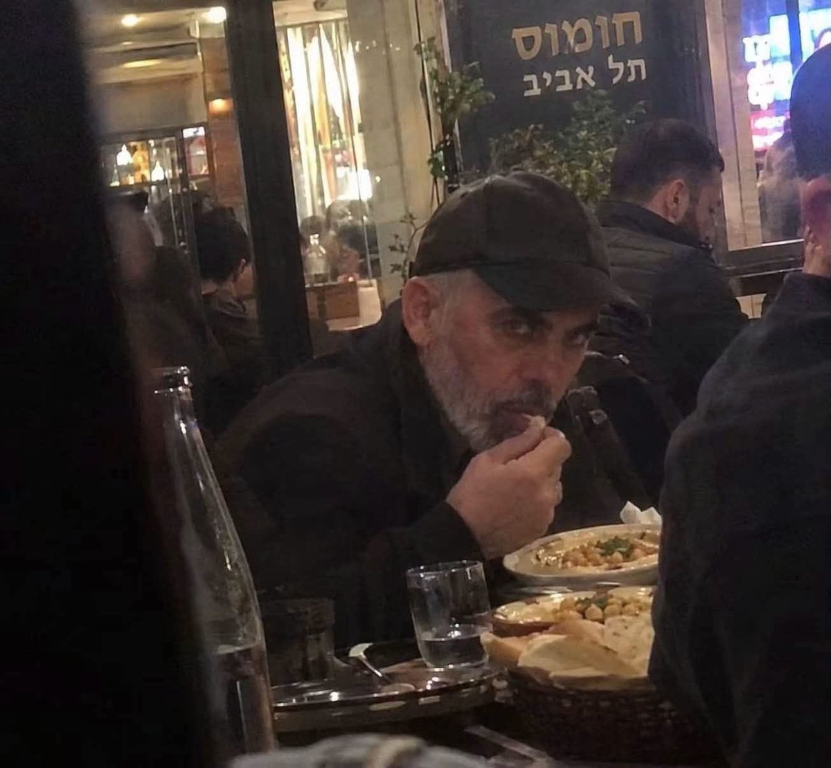yusufalabarda's tweet photo. Fotoğraf gerçek..
Tel Aviv Humms Restorant
Allah insanları aynı suretten çift yaratırmış...
Aksini düşünmek uyku kaçırır. https://t.co/Zc5Wy1DHTO