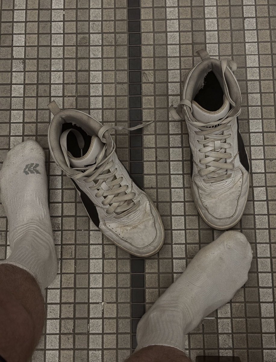 himbosweat's tweet photo. You’d pay to be shoved in this locker w my size 12s wouldn’t you https://t.co/cy96XAXk7U