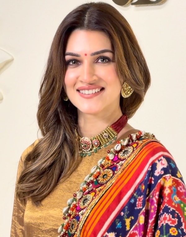 KritiSannon's tweet photo. Gorgeous #kritisanon @kritisanon https://t.co/Fjefg9mcJY