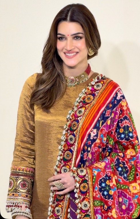 KritiSannon's tweet photo. Gorgeous #kritisanon @kritisanon https://t.co/Fjefg9mcJY