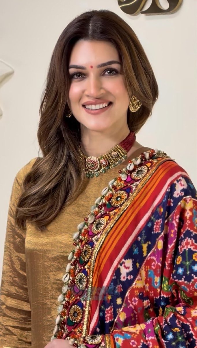 KritiSannon's tweet photo. Beautiful #KritiSanon @kritisanon https://t.co/Nf51HsdwLn
