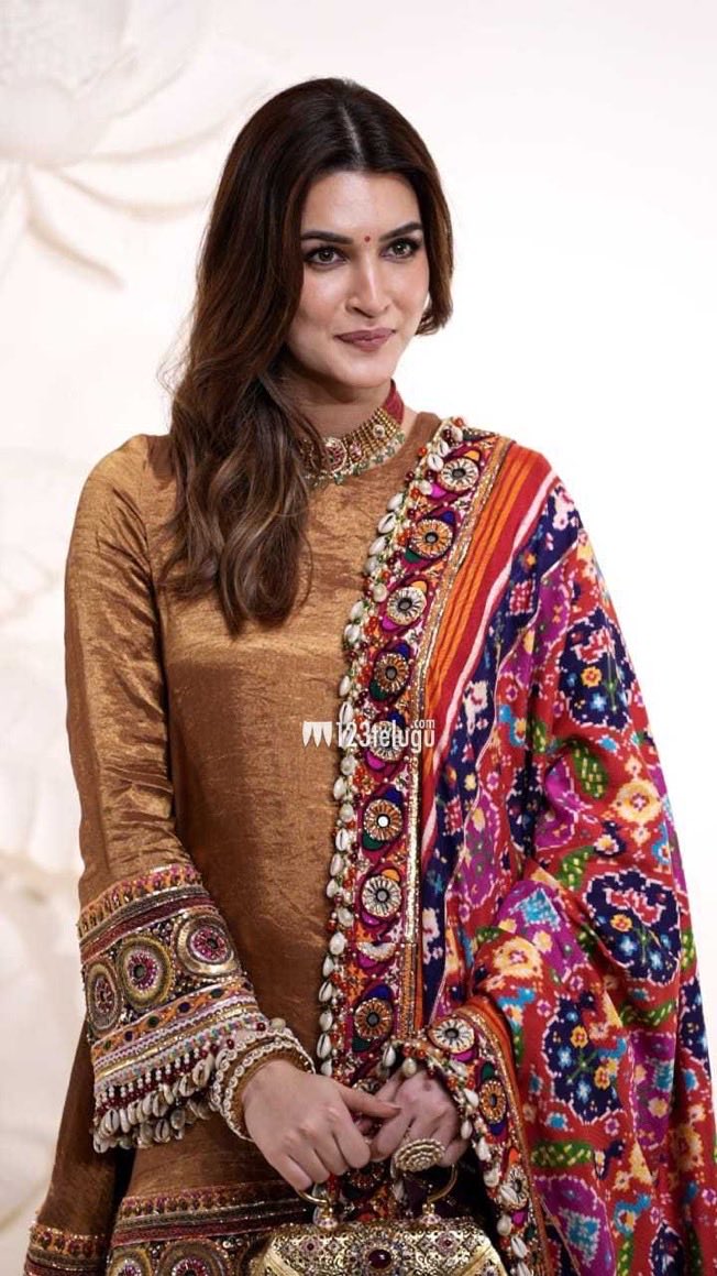 KritiSannon's tweet photo. Beautiful #KritiSanon @kritisanon https://t.co/Nf51HsdwLn