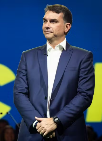 Alexmorettibr's tweet photo. O youtuber Games EduUu declara apoio a Flávio Bolsonaro no 2° turno das eleições. https://t.co/HtK319elcd