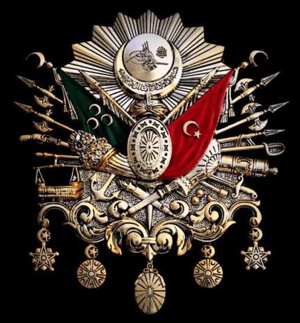 ProspectAteolog's tweet photo. Özellikle "osmanlı torunu" olduğunu söyleyenler okumalı...

Yıl: 1828–1829
Osmanlı tahtında Sultan 2. Mahmut oturuyor.
Osmanlı-Rus savaşı sürüyor.

Osmanlı ordusunun Tuna garnizonlarında ekmek yok!
Çünkü ekmeği yapacak un yok, buğday yok!

Osmanlı, ünlü Yahudi banker Rothschild’e başvurur.
Rothschild, gerekli buğdayı satın alıp Osmanlı’ya verir.
Osmanlı devleti, aldığı buğdayın ancak yarı parasını ödeyebilir...

Yıl: 1834
Osmanlı tahtında Sultan 2. Mahmut oturmaktadır.
Yunanlar Osmanlı’ya başkaldırmış, savaşmış ve bağımsızlıklarını kazanmışlardır.

Ayrıca, Osmanlı devletinin Yunanlara tazminat ödemesi karalaştırılmıştır...

Osmanlı’nın tazminat ödeyecek parası yoktur, hazine boştur.

Osmanlı yine banker Rothschild’e başvurur.
Rothschild’in bir temsilcisi İstanbul’a gelir, sözü edilen parayı öder, Osmanlı’ya borç yazılır.

Yıl: 1853–1856
Osmanlı tahtında Sultan Abdülmecit oturmaktadır...
Kırım Savaşı sürmektedir...

Osmanlı ordusunun silaha ve mühimmata ihtiyacı vardır, ama bunları alacak parası yoktur...

Osmanlı, yine banker Rothschild’e başvurur.
Rothschild aracı olur, Osmanlı’ya 10 milyon 514 bin 976 kuruş borç verip
40 bin tüfek,
2 bin şişhane,
10 milyon fişek ve 50 milyon kapsül alınır.

Yıl: 1855
Osmanlı tahtında Sultan Abdülmecit oturmaktadır.
Zaten kasasında parası olmayan Osmanlı’nın, Kırım Savaşı sırasında masrafları çok artmıştır.
Çok acele ve çok büyük paraya ihtiyacı vardır.
Osmanlı yine banker Rothschild’a başvurur.

Osmanlı, istediği borç karşılığı Mısır vergisi, İzmir ve Şam gümrüklerinin gelirlerini teminat olarak gösterir, yani ipotek ettirir.

Rothschild bu teminatlarla yetinmez. Çünkü Osmanlı devleti, aldığı buğdaydan kaynaklanan borcun yarısını hâlâ ödememiştir.

İşte bu nedenle Rothschild; İngiltere ve Fransa’nın kefil olması koşuluyla Osmanlı’ya borç vermeyi kabul eder.
Osmanlı devletine 5 milyon Sterlin borç verir.

Yıl: 1891
Osmanlı tahtında Sultan 2. Abdülhamit oturmaktadır.
Hazinede para yoktur.

Bir kez daha banker Rothschild’e başvurulur.
Rothschild; yüzde 4 faizle, ödeme süresi 60 yıl olan, 6 milyon 316 bin 920 Sterlin borç verir.

Yıl: 1894
Osmanlı tahtında Sultan 2. Abdülhamit oturmaktadır.
Hazine tam takırdır.

Borç için yine banker Rorhschild’e başvurulur.
Rorhschild, yüzde 3,5 faizle 8 milyon 212 bin 340 Sterlin borç verir.

Borcun geri ödeme süresi 61 yıldır.
Osmanlı bu borcu yıllık 330 bin Sterlin taksitlerle ödemek üzere borç senetleri imzalar.

Tarih: 1 Kasım 1922
Türkiye Büyük Millet Meclisi, Osmanlı saltanatına son verdi,

Tarih: 17 Kasım 1922
Son Osmanlı Padişahı Vahdettin, bir İngiliz savaş gemisiyle İstanbul’dan kaçtı.

Tarih: 24 Temmuz 1923
Lozan Antlaşması imzalandı...
Genç Türk devleti, Osmanlı devletinin borçlarını yüklendi.

Bu borçlar arasında banker Rorhschild’den alınmış borçlar da vardı.

Lozan Antlaşması’nın ilgili hükümleri gereğince, banker Rorhschild’den alınmış olan borçlar Rothschild Ailesi’ne ödendi...

Değerli Dostlar,
Kamu maliyesi uzmanı Dr. Mahfi Eğilmez, Osmanlı’nın borçlarını hesapladı.

2013 yılının kurlarına göre, Osmanlı devletinin toplam borcu 500 MİLYAR DOLAR tutuyordu.

Bu borcu, büyük devrimci Atatürk’ün önderliğinde “Yeniden Doğan” Türk milleti ödedi...

Değerli Dostlar,
Bu yazının kısa özeti şudur:
Yıkılıp giden Osmanlı’nın 500 MİLYAR DOLAR borcunu, Osmanlı’nın aşağıladığı Türk halkı ödedi.

Bu gerçeği, Osmanlı palavralarıyla kandırılmak istenen halkımız, özellikle de gençlerimiz hiç akıllarından çıkarmamalıdırlar.

— Yılmaz Dikbaş