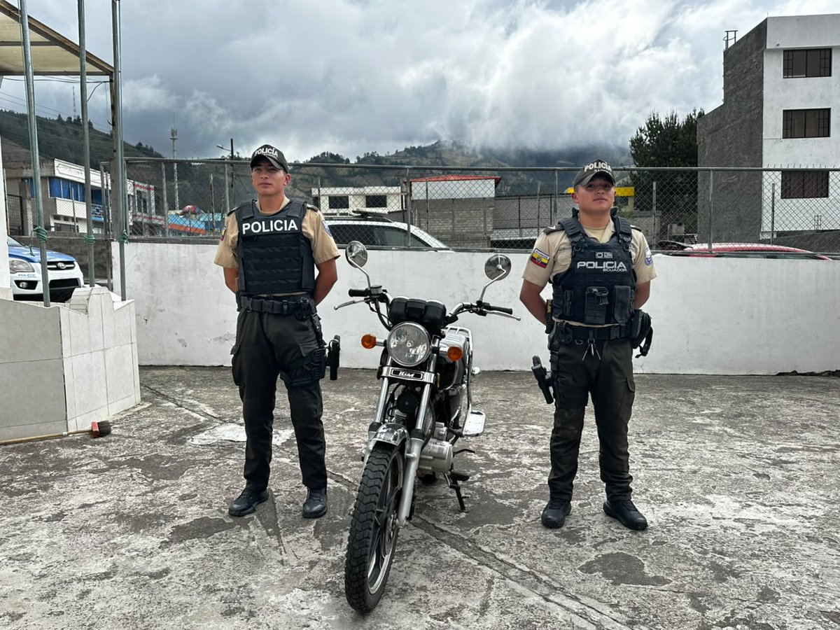 PoliciaEcZona3's tweet photo. 📍#COTOPAXI | EN #SIGCHOS RECUPERAMOS MOTO REPORTADA COMO ROBADA
Durante un operativo de control y registro a personas y vehículos, recuperamos una motocicleta que al ser verificada en el sistema registraba alerta de robo.
#PolicíaEcuador
#EstrategiaOperacional3D https://t.co/AULf3uZzsj