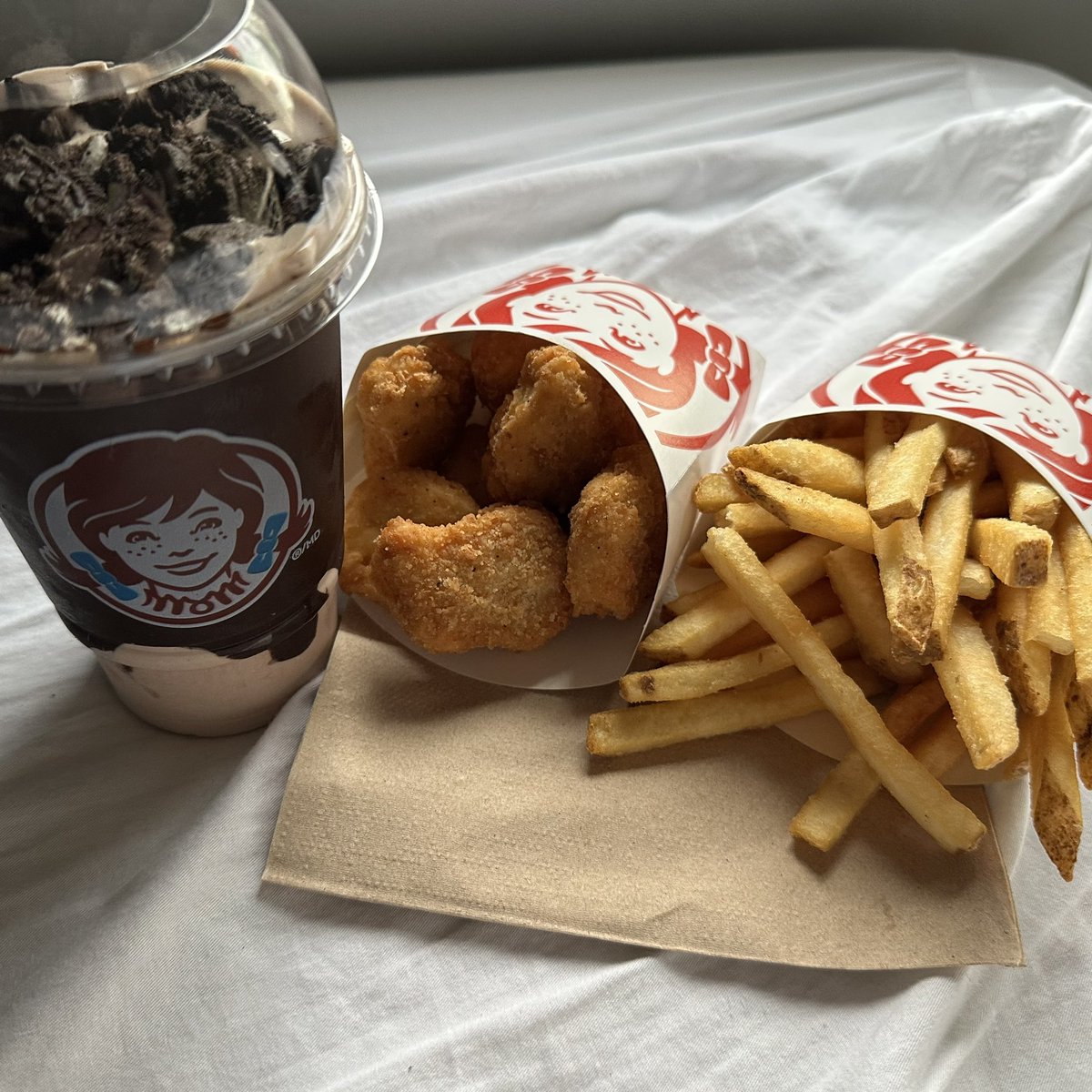 stinkysmellypoo's tweet photo. i love wendy’s https://t.co/7xRPrLxIzE