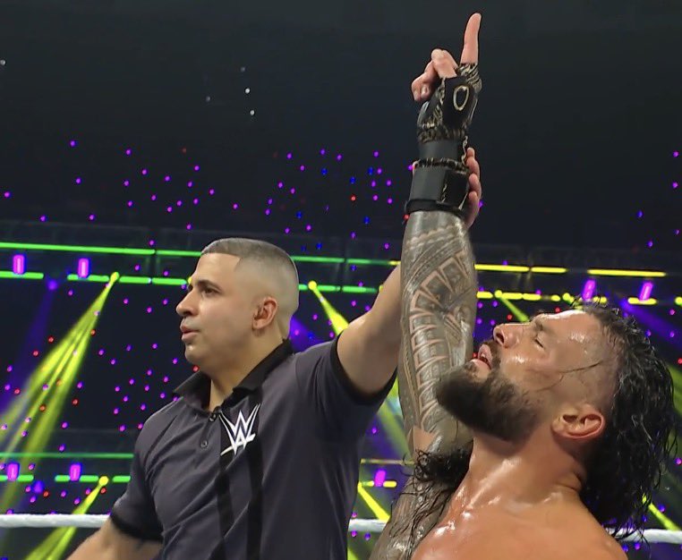 FadeAwayMedia's tweet photo. AND STILL

YOUR WORLD HEAVYWEIGHT CHAMPION

ROMAN REIGNS. 

#MITB https://t.co/MU1JPgNez9
