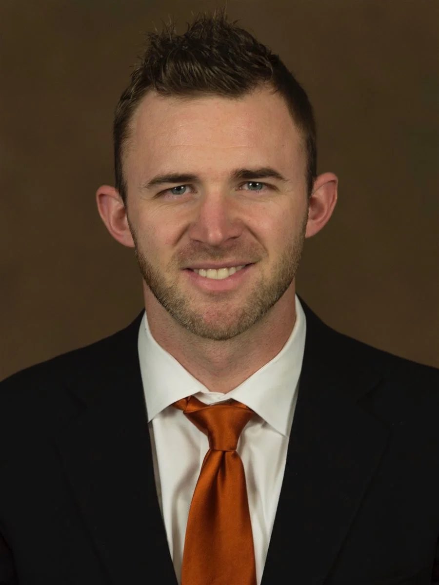 B1GDuckEnergyy's tweet photo. The worst offensive coordinator in program history. https://t.co/rKdyh7mzuO