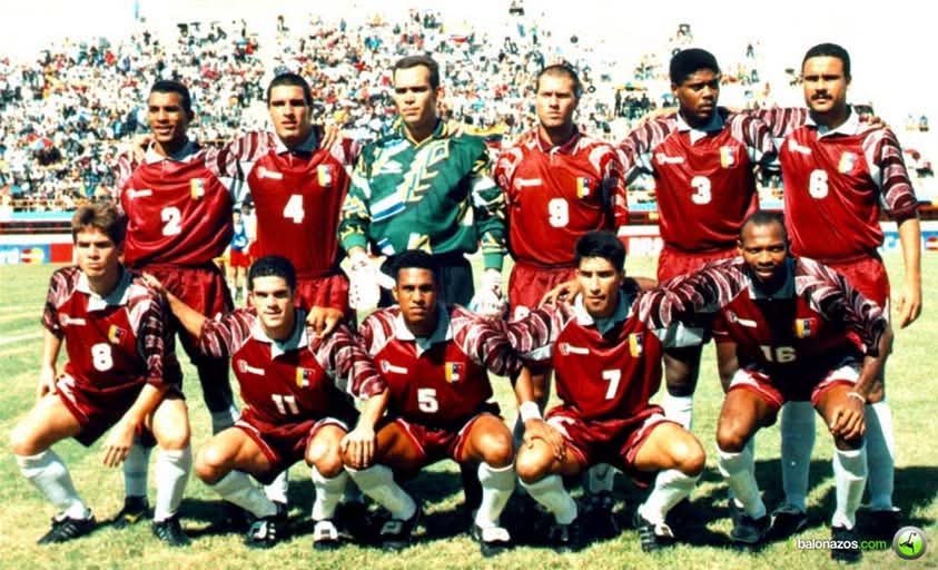 Tomasmbosch's tweet photo. Hermosa postal. Clasificatoria a Francia 98 con la icónica marca peruana Polmer. De izquierda a derecha, quienes aparecen? https://t.co/C2IdUFLuCi