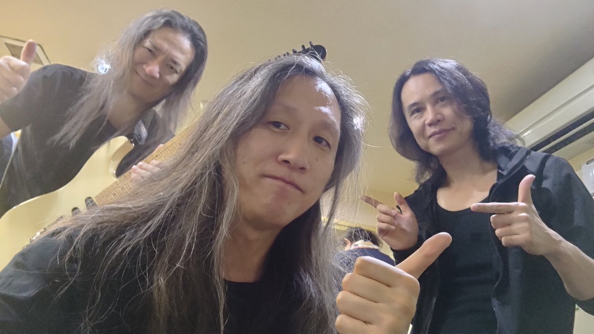 vigikaz's tweet photo. 仙台MACANA
応援ありがとう���ざいました😆
遠征はいろんな出会いとギター仲間がいて、実は楽屋では楽しいひととき
JEKYLL★RONOVE　2人だから出せる世界観が魅力的〜✨熱いロックな2人でした‼️
HIROさんはバンドのHPP、ソロもやってて、僕もその創作意欲は勉強なります😆
作曲家はみんなカッコいい‼️ https://t.co/cxf7S6qEtf