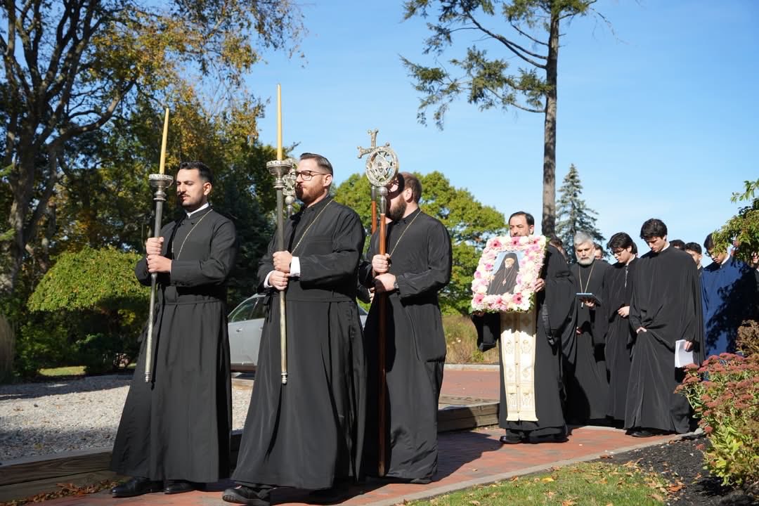 OrthoObserver's tweet photo. In an extraordinary and historic moment in the life of the Greek Orthodox Archdiocese of America, hundreds of faithful, together with the entire student body of Hellenic College Holy Cross Greek Orthodox School of Theology, gathered in prayer and profound reverence for the solemn translation of the sacred relics of our Venerable Father Gerasimos, Bishop of Abydos. 

Read more at the link in our bio. 📸 by Orthodox Observer.