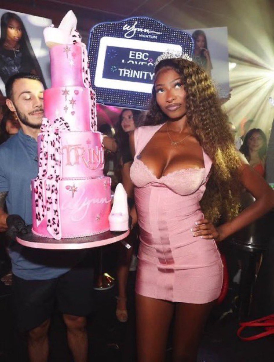 DoeeyedTrin's tweet photo. Who outmugging? You mad she looks good af so you have to rely on blurry pictures where she STILL looks good lmao https://t.co/eJcBnUImpa
