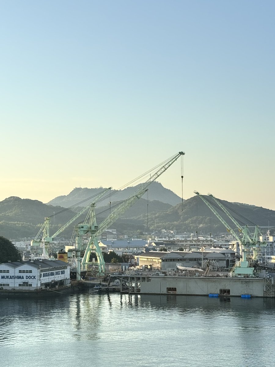 bijutsu1's tweet photo. 【朝の尾道水道 Onomichi Channel in this morning】おはようございます。

ただいま秋季特別展「しろきうみへ －記憶は白く、海へと還るー 山本 基」を開催中！よろしくお願いします。#尾道市立美術館 #尾道水道 #山本基 https://t.co/Yb9deOc63a