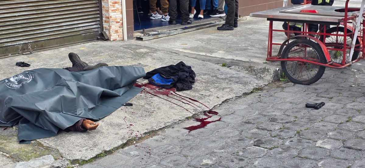JohnReimberg's tweet photo. Dos delincuentes abatidos en Quito por la Policía Nacional.

Seguimos trabajando. https://t.co/NlhEWhiey2