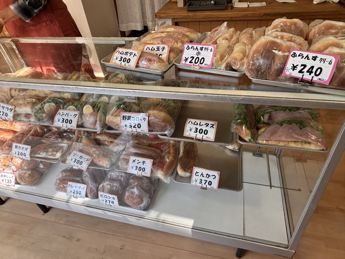 kotton105910's tweet photo. 時々食べたくなる小樽の亀十。
朝4時からやっていますよー
素朴な味でボリュームたっぷり😋
朝早くいくとたくさんの種類があります🥪
#小樽　#亀十　#パン https://t.co/oh3gRJiKkF