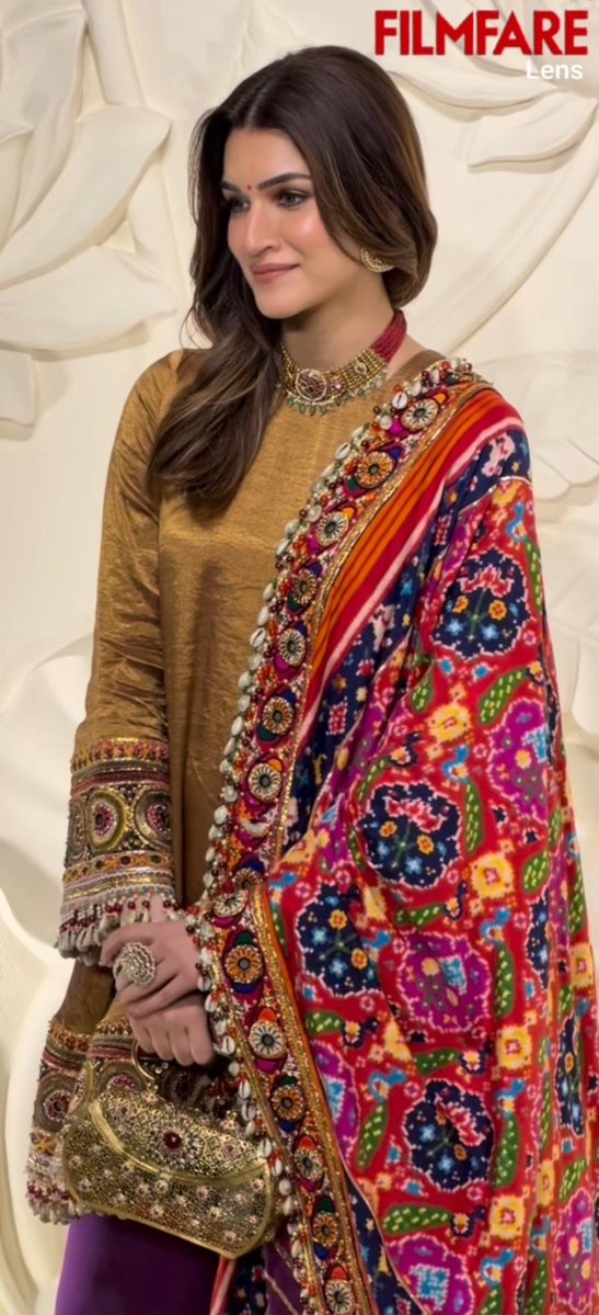 KritiSannon's tweet photo. Cuteness overloaded #KritiSanon @kritisanon https://t.co/YM50nmq4OO
