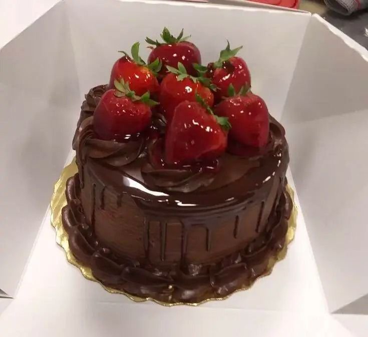 Kiramman098's tweet photo. @CHKBO0M 

Bueno...
Ya le trajo su pastel de chocolate de cumpleaños, está dentro de la caja blanca, espera a que la vea.

Y hay velas también, y un fósforo. https://t.co/msPwXXncjZ