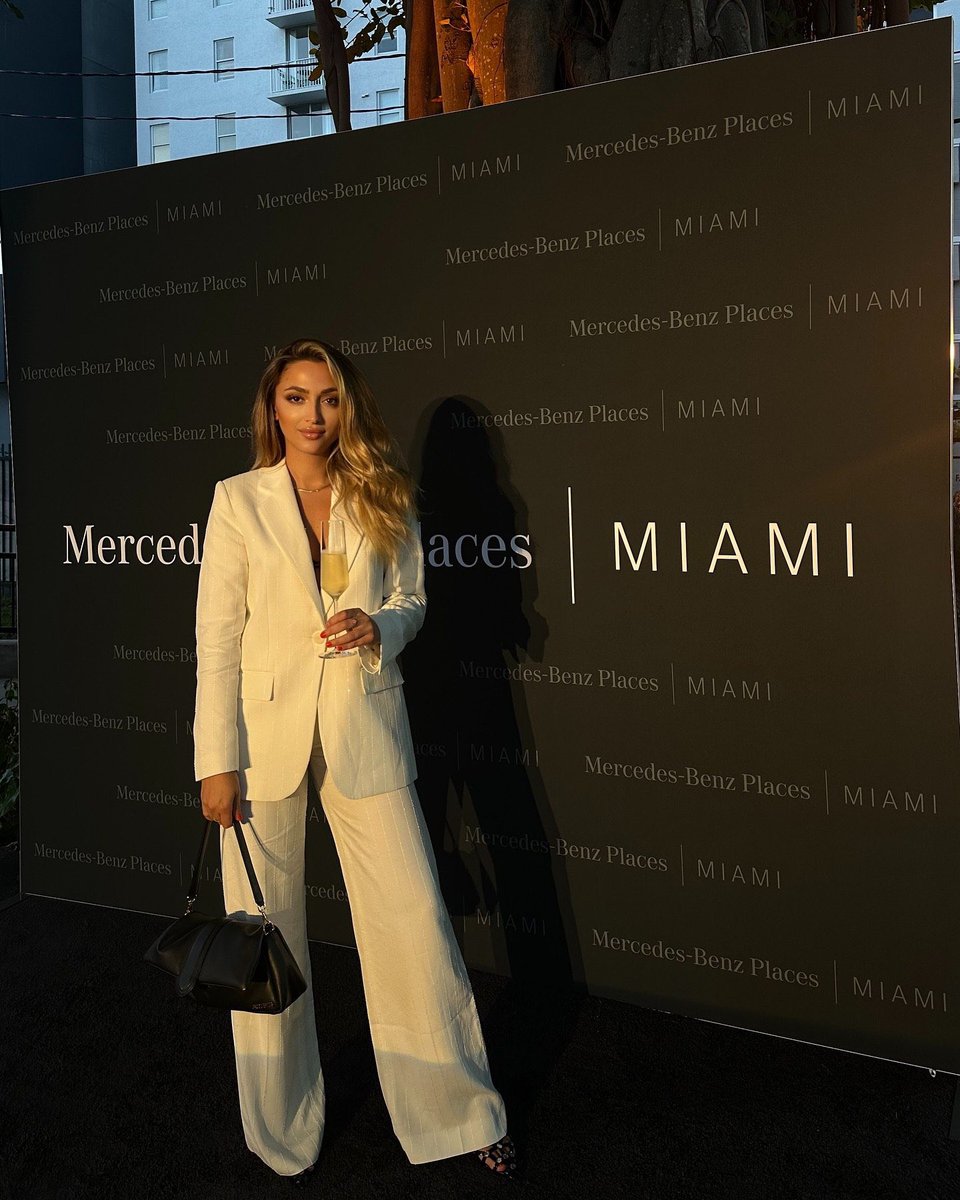 Shayma8m's tweet photo. Golden hour glow. 🥂✨ https://t.co/V0ojAqfjCA