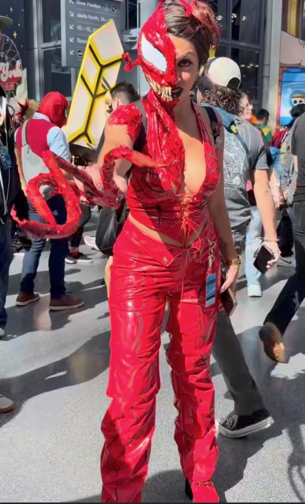 Ellie_Katurn99's tweet photo. What a fun day.  Finally got to not think about work for a day. 
#nyccomiccon
#mysafespace
#somuchfun
#mypeople
#iamweirdiknow

Sorry I haven’t been on much 😔 https://t.co/RBH7o55fLY