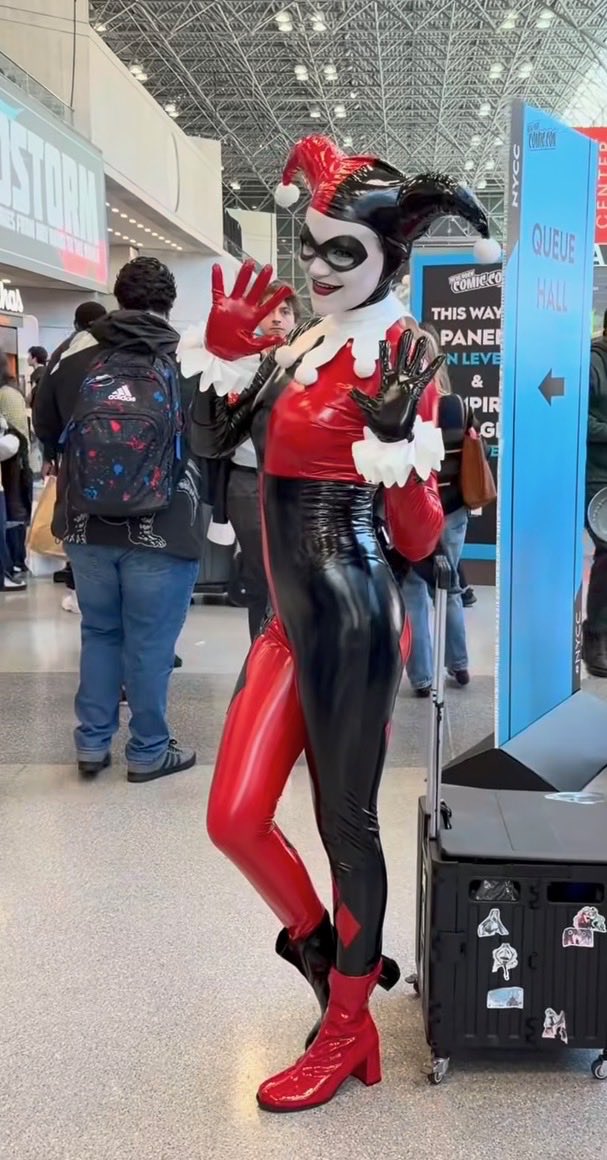 Ellie_Katurn99's tweet photo. What a fun day.  Finally got to not think about work for a day. 
#nyccomiccon
#mysafespace
#somuchfun
#mypeople
#iamweirdiknow

Sorry I haven’t been on much 😔 https://t.co/RBH7o55fLY
