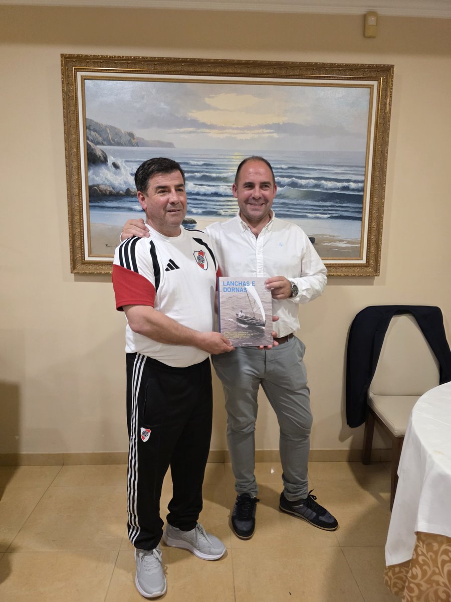 jorge_frias1968's tweet photo. "Navegar es una cosa y navegar y pescar es otra por eso no importa el origen, los marinos se entienden fácil y con libros de por medio la amistad se hace presente.🇦🇷🇪🇦 https://t.co/WZfJM1TGKu