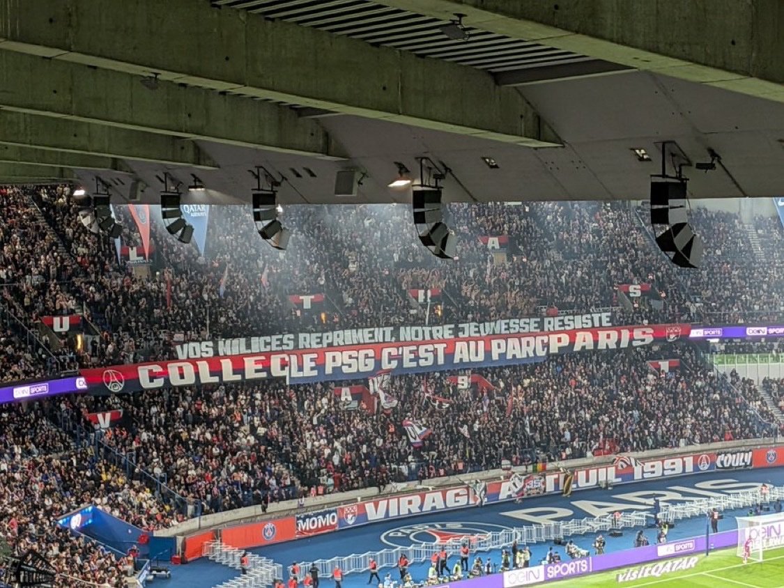 lucabonfante_'s tweet photo. La bandera del PSG en el partido de hoy: "Sus milicias reprimen, nuestra juventud resiste". https://t.co/V1QXtYAKQE