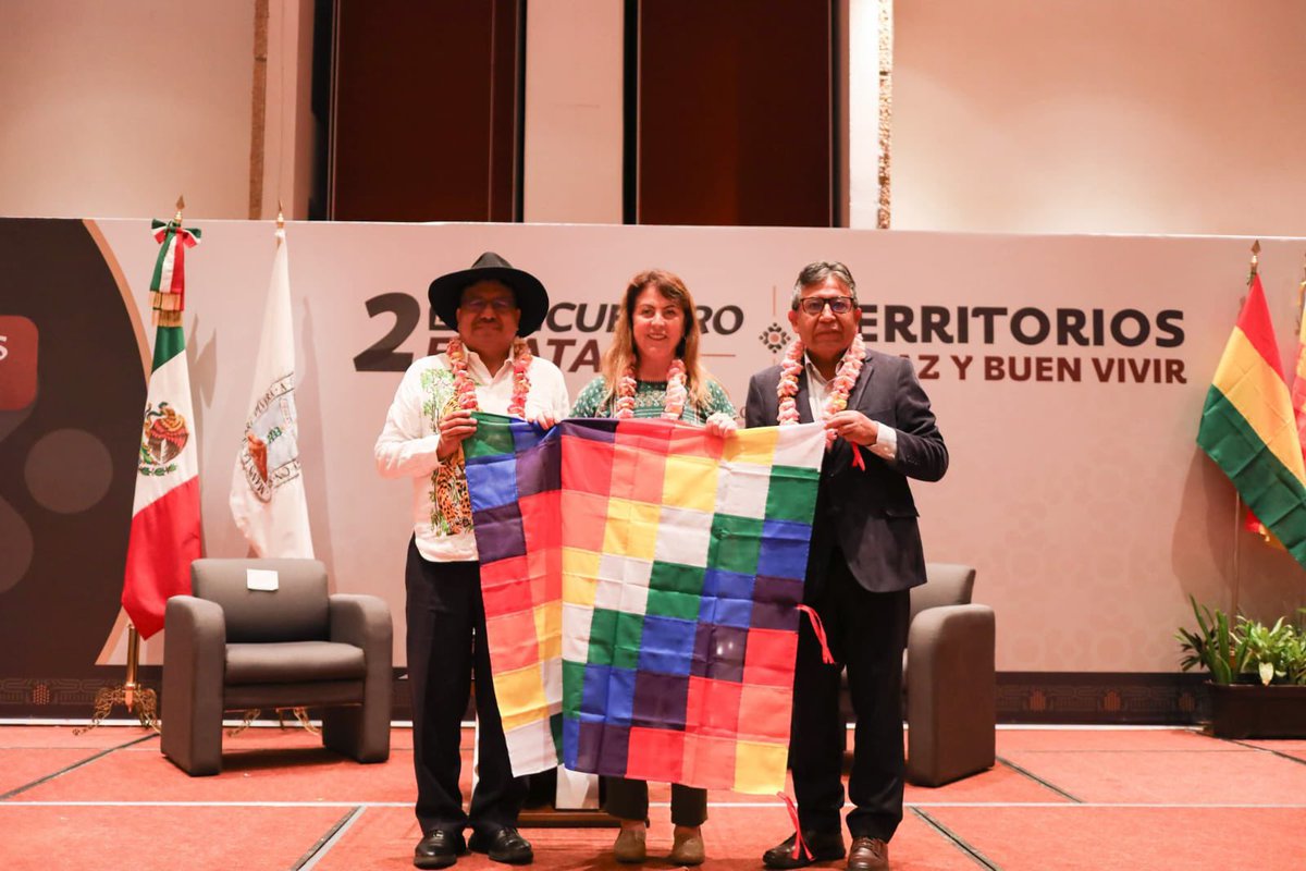 DEELAYUUK's tweet photo. ¡Territorios de paz y buen vivir!

Agradezco a la Gobernadora del Estado de Morelos, Margarita González Saravia (@margarita_gs) por invitarnos a ser parte de la iniciativa de fortalecimiento de la vida comunitaria y al hermano David Choquehuanca Céspedes (@LaramaDavid) por compartir la experiencia del concepto de “buen vivir” implementado en el Estado Plurinacional de Bolivia.

¡Que viva la resistencia indígena en las Américas!