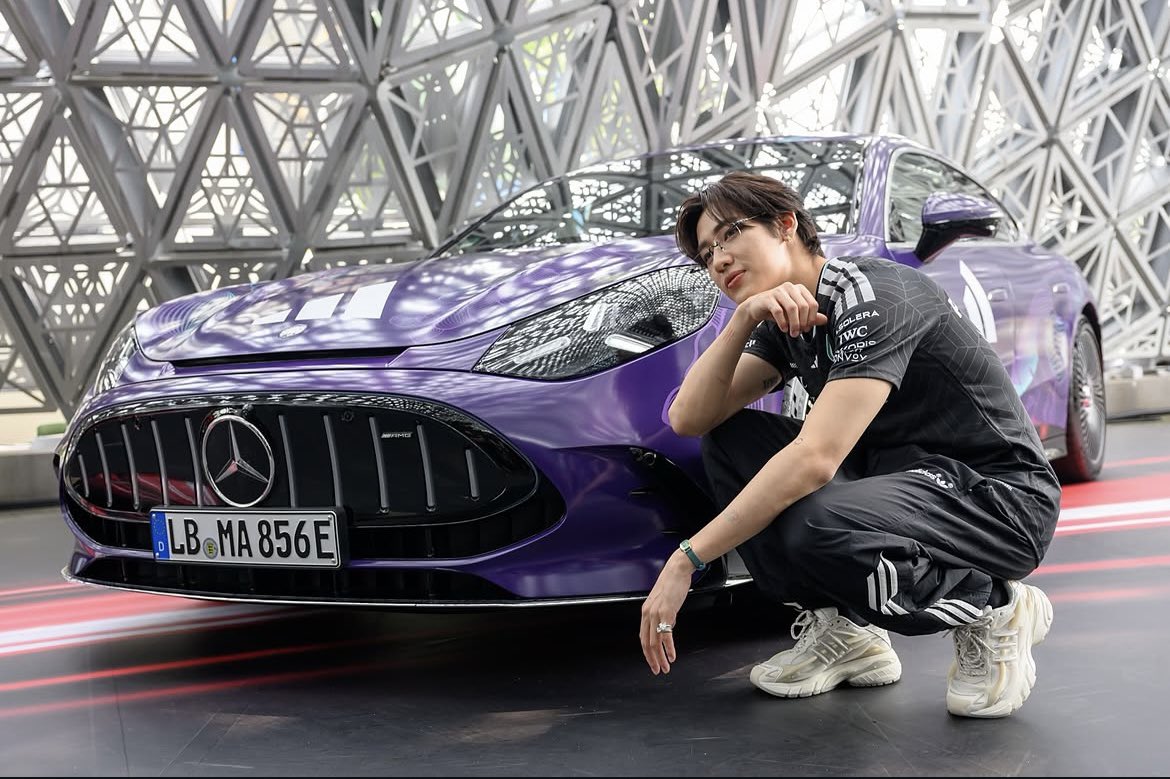 WijittraChaiwo1's tweet photo. #BamBamxadidasxMercedesF1 ชอบมากอะไรแบบนี้รูปเดี่ยวในไอจี Mercedes Benz https://t.co/esBlTPi5kx