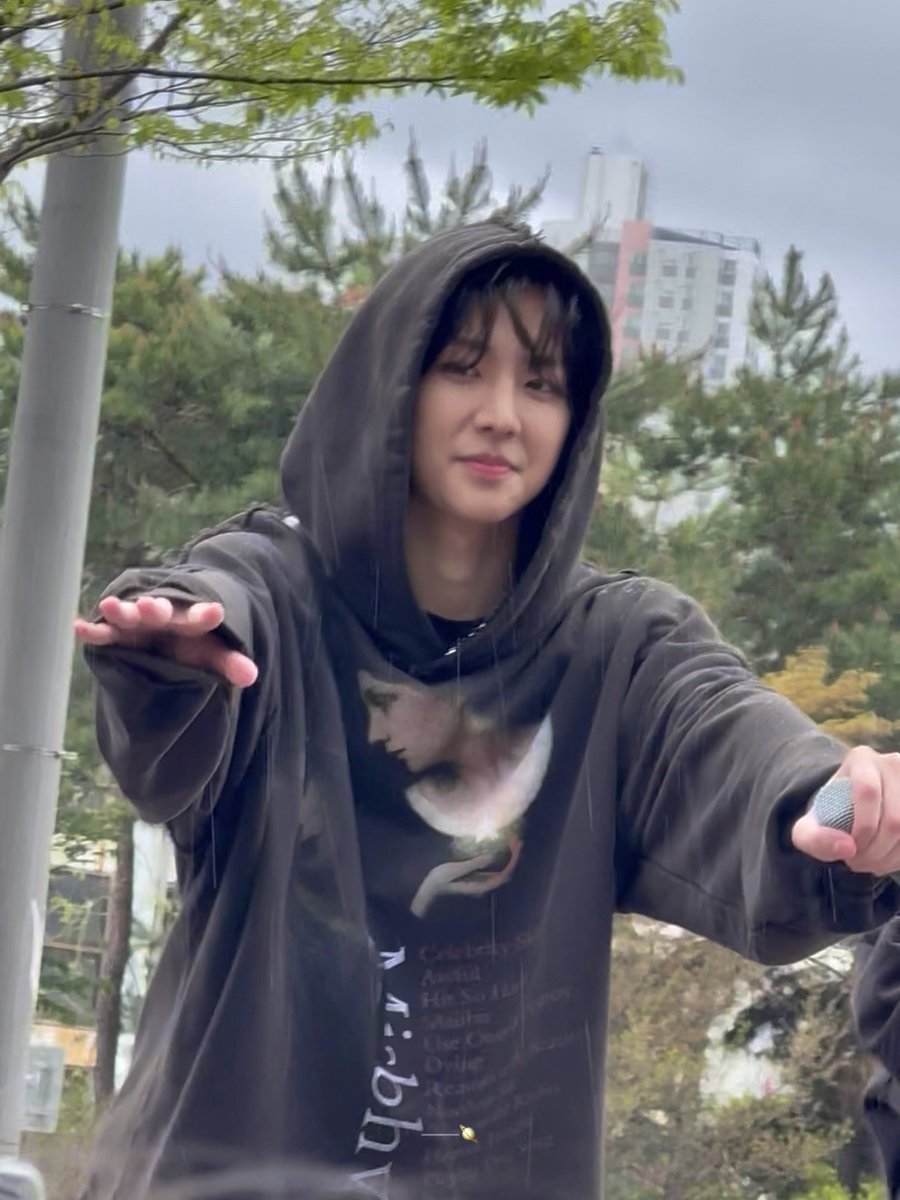 419nsm's tweet photo. #내가_사랑하는_모든_에투메에게
#261011_82MAJORDAY

좋아질 수 밖에 없었던 첫콘 부터 지금까지의 콘서트 영상 모아모아♡

콘서트에 가면 찍던 영상을 보며 현생을 살아갈 힘을 얻고
콘서트 공지가 뜨면 앞둔 콘서트를 생각하며 힘든 일을 이겨내고 
약 3년 동안 늘 에투메가 내 버팀목이었어요
항상 좋아질 수 밖에 없는 반짝이는 무대를 보여준 에투메가 너무 나무 기특했구요
그리고 무대 밖에서도 피곤 따위 하나 없이 반갑게 맞아주는 하바회 시간은 마음이 따뜻해지고 행복한 시간이었어요
매 순간 날 행복하게 해준 에투메의 앞길에 모챔 1위 같은 큰 행복부터 하루하루 작은 행운 까지 온통 가득하기를🍀
에투메에 떨어질 그런 행복들을 곁에서 지켜보기 위해 지금까지 함께해 온 시간보다 앞으로 더 긴 시간을 함께할 거고 오래오래 보자!
만약에 비가 내리면 성모 생일날에 손으로 막아줬던 거 처럼 지켜줄게요☔️🐶

3주년 정말 축하해요
여섯 번째 콘서트도 마음껏 즐기자🤍