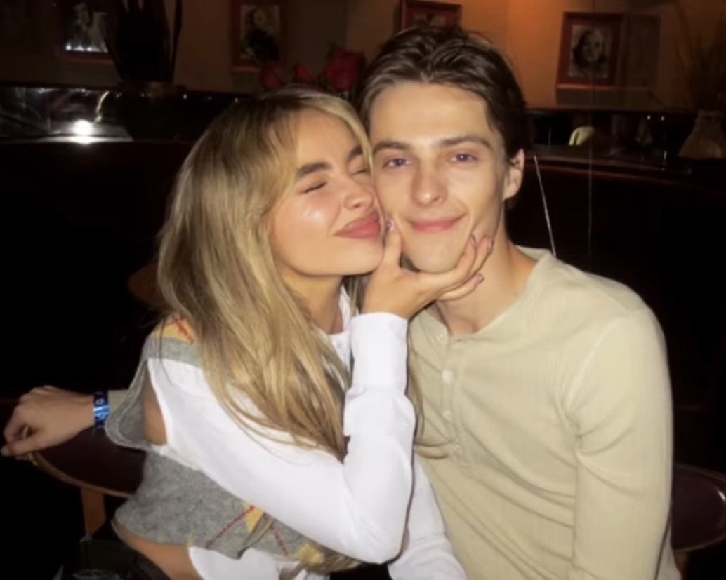 tayhader's tweet photo. The fact Sabrina doesn’t have a single straight male friend djdjdjdjdjdjd 😭😭😭 https://t.co/4TwBJeGcRU