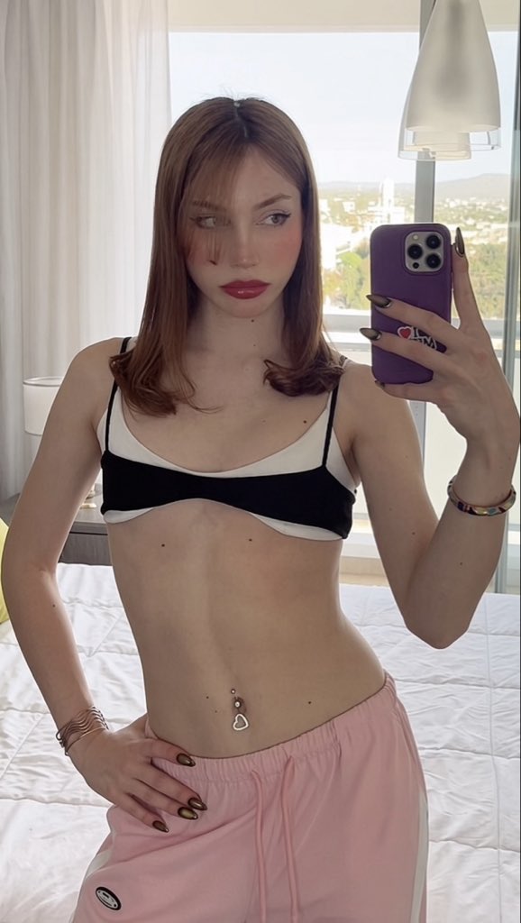 itsmaratsxo's tweet photo. Before HRT vs 3 years later 🏳️‍⚧️✨ https://t.co/CYpODYKsOI
