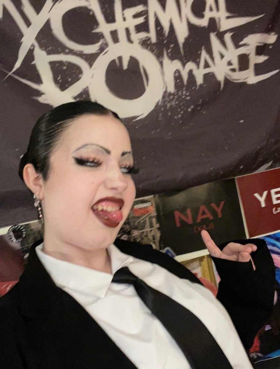 cazmustdie's tweet photo. Veronika Halloween costume practice 🖤🖤 https://t.co/xhJfN7WlxL