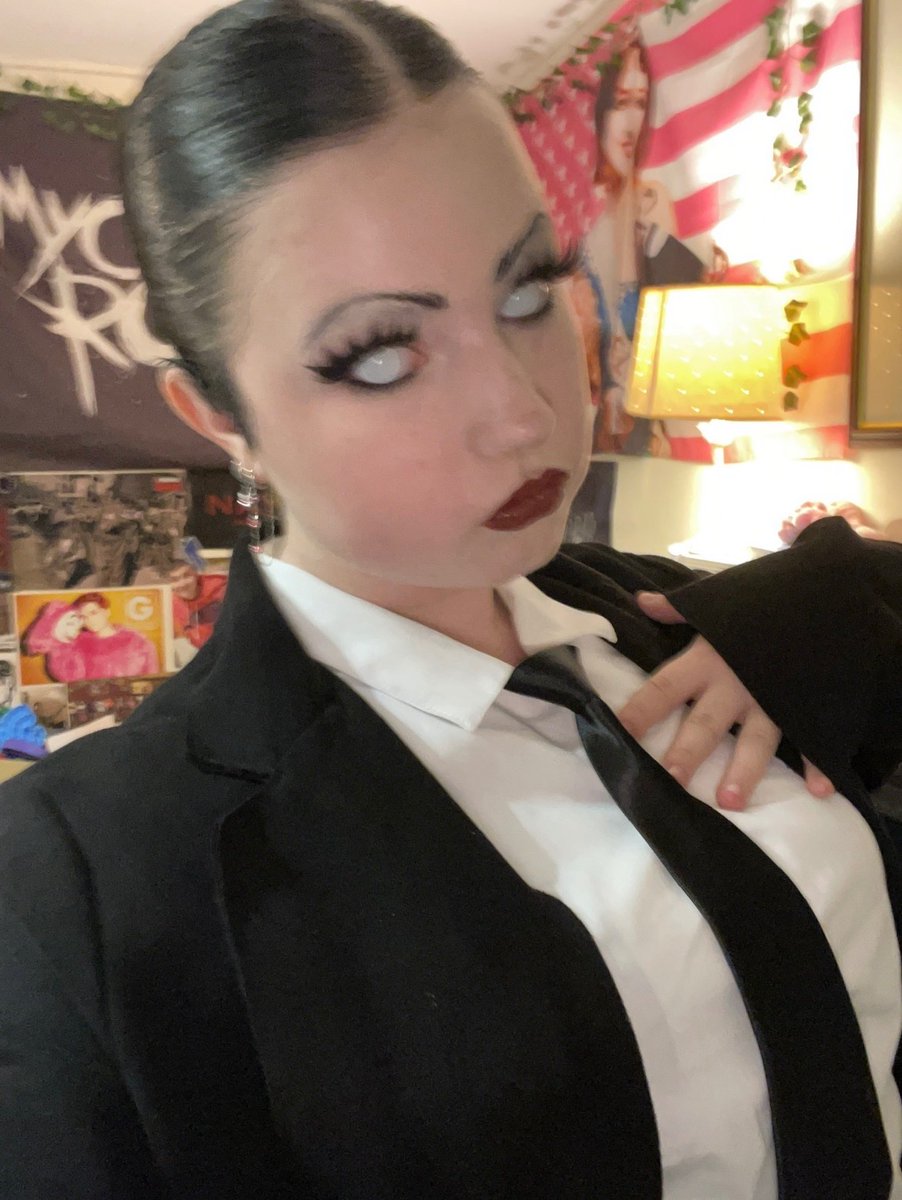 cazmustdie's tweet photo. Veronika Halloween costume practice 🖤🖤 https://t.co/xhJfN7WlxL