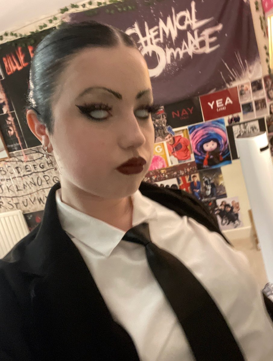 cazmustdie's tweet photo. Veronika Halloween costume practice 🖤🖤 https://t.co/xhJfN7WlxL