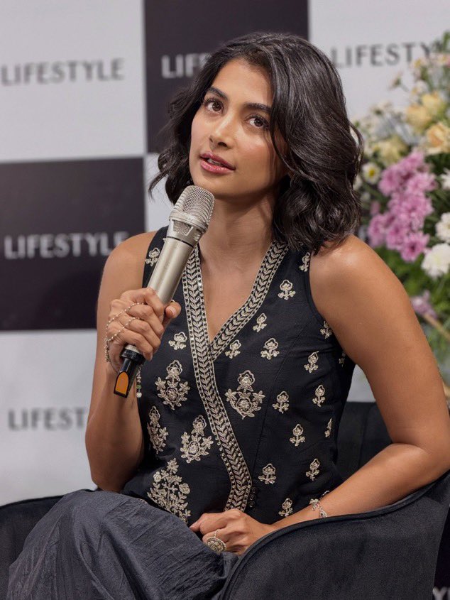 aishuuuh's tweet photo. Forever in Love with your smile 🥰

#PoojaHegde https://t.co/CvMiYExl1z