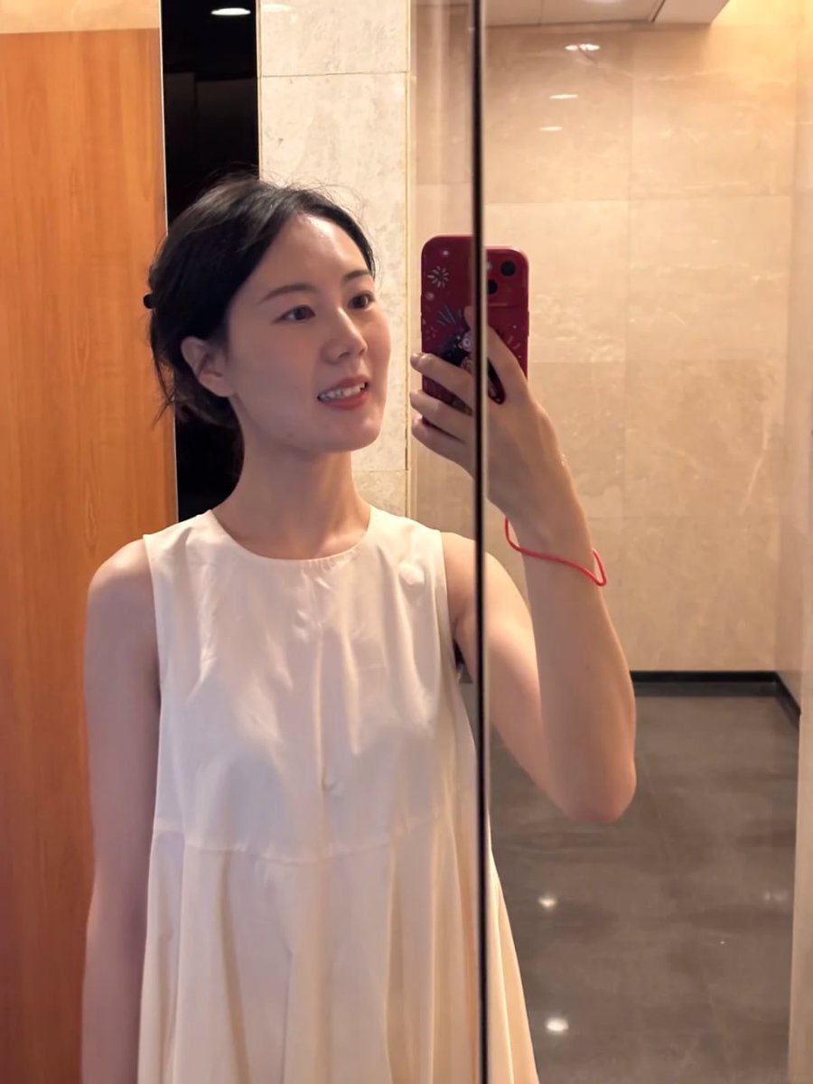 AlanDanmuos's tweet photo. 别人30多岁开始养生，我30多岁还在研究自己到底适合哪一种姿势......是有点晚了吗 https://t.co/okrGgaJdzF