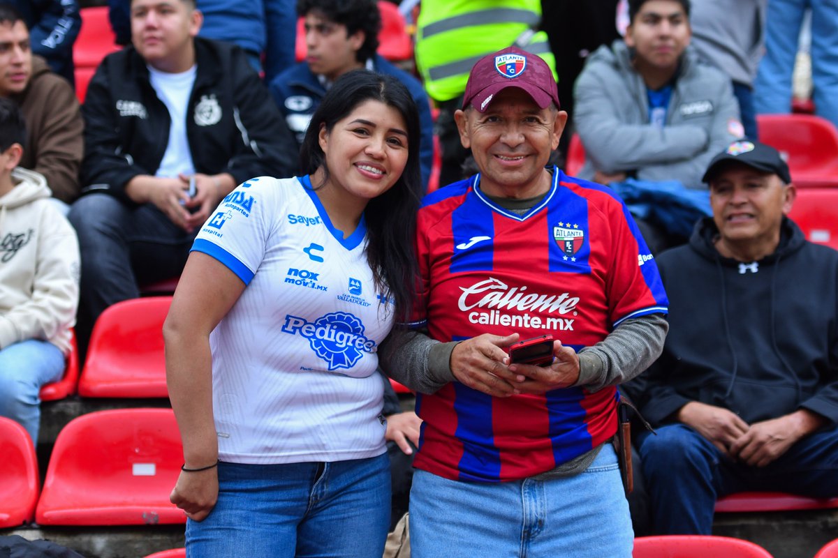 LigaBBVAMX's tweet photo. ⏱️ ¡Rueda la pelota en Querétaro!
Los Súper Gallos contra los Potros de Hierro.
@Club_Queretaro 0-0 @Atlante 🐓🆚🐴
#LaLigaDeLaAfición✨ | #AP26 | #J11 | #QROATL https://t.co/JJ3tGFppAl