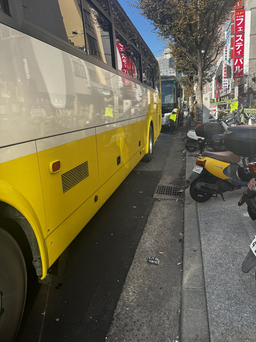 hasudayo0304's tweet photo. いや、マジ迷惑。
バイク止められへん
日韓観光とかいうバス会社ほんま迷惑すぎるわ https://t.co/1bTvFMSeG4