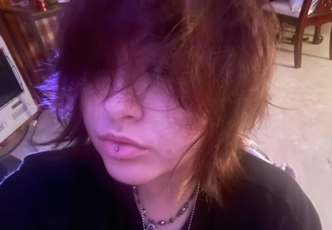 elli0t2silly's tweet photo. guys should i grow my hair out like this again.... im highkey thinking about it..

#femboy #ftm #puppyboy #emoboy https://t.co/xVIHHRCQ4C