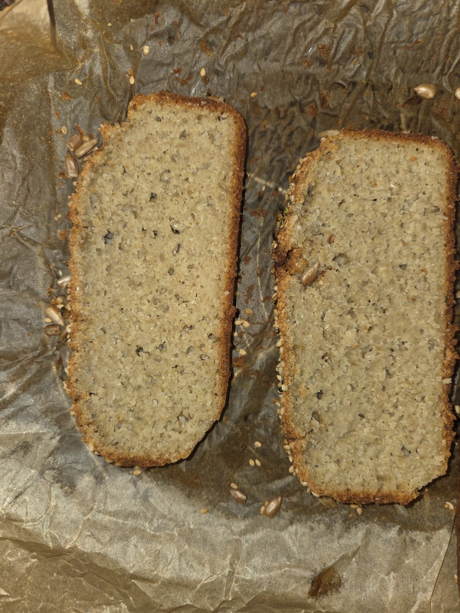 _Robert_Paul2_'s tweet photo. Dam I forgot to post about the bread I baked.
Gluten-free protein bread. It tastes good imo.
Uses like self-strained whey and eggs for the protein and oats and sunflowers for the gluten-free flour. And covered with sesame and hemp seeds.
#baking #bakingtwt https://t.co/dwl76MyV23