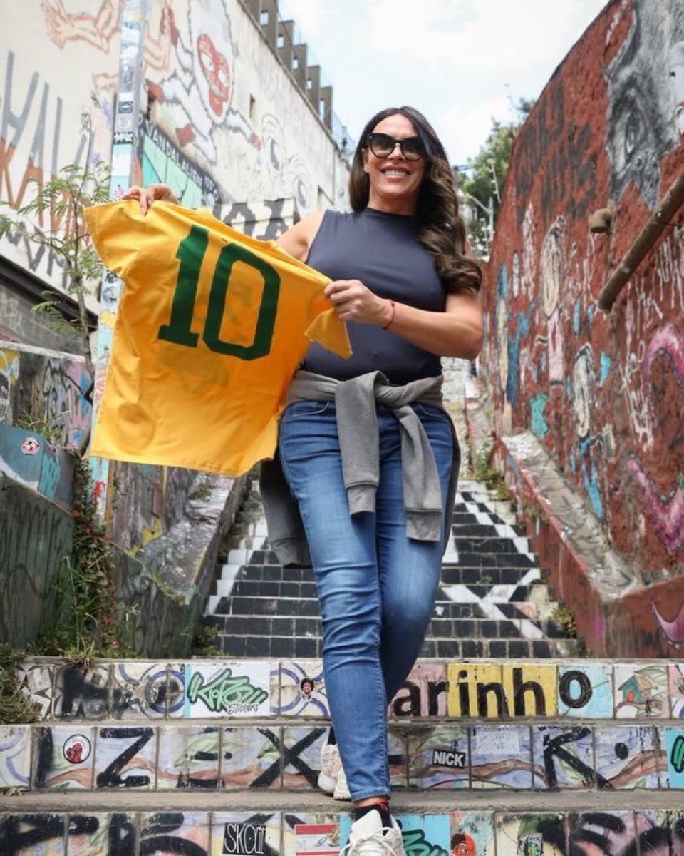 flaviaversos's tweet photo. dia 5 da psicose politica: fui numa festa ontem que eu odeio muito começou a tocar we found love in a hopeless place e eu me emocionei demais pensando no nosso país https://t.co/NGOeIX4RSg