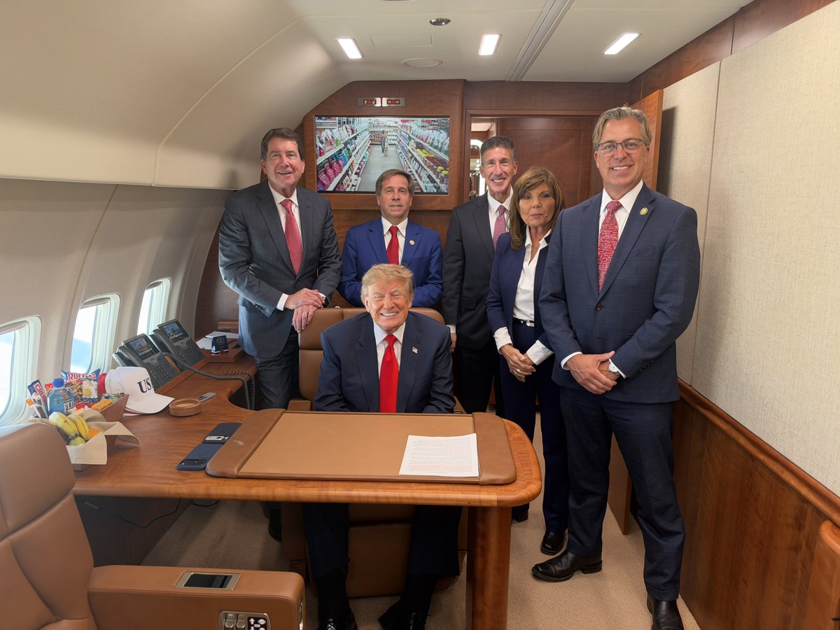 RepDavidKustoff's tweet photo. 🇺🇸✈️ It was an honor to join @POTUS aboard Air Force One alongside my colleagues from Tennessee.

I’m proud to serve my constituents in West Tennessee. https://t.co/TRMmM8amHA