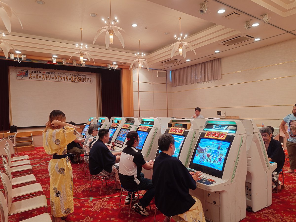 Shukenknee's tweet photo. 朝食を宴会場で頂いたあと朝風呂に入り���そしてやっぱり宴会場で浴衣姿のままスト2の対戦を朝8時過ぎからする。しかも今年は温泉宿完全貸し切りです。スト2勢しかいませんｗ　控えに言って最高＆贅沢の極みですね♪　＃SPA2Xinけやき https://t.co/ZhTndvY0hJ