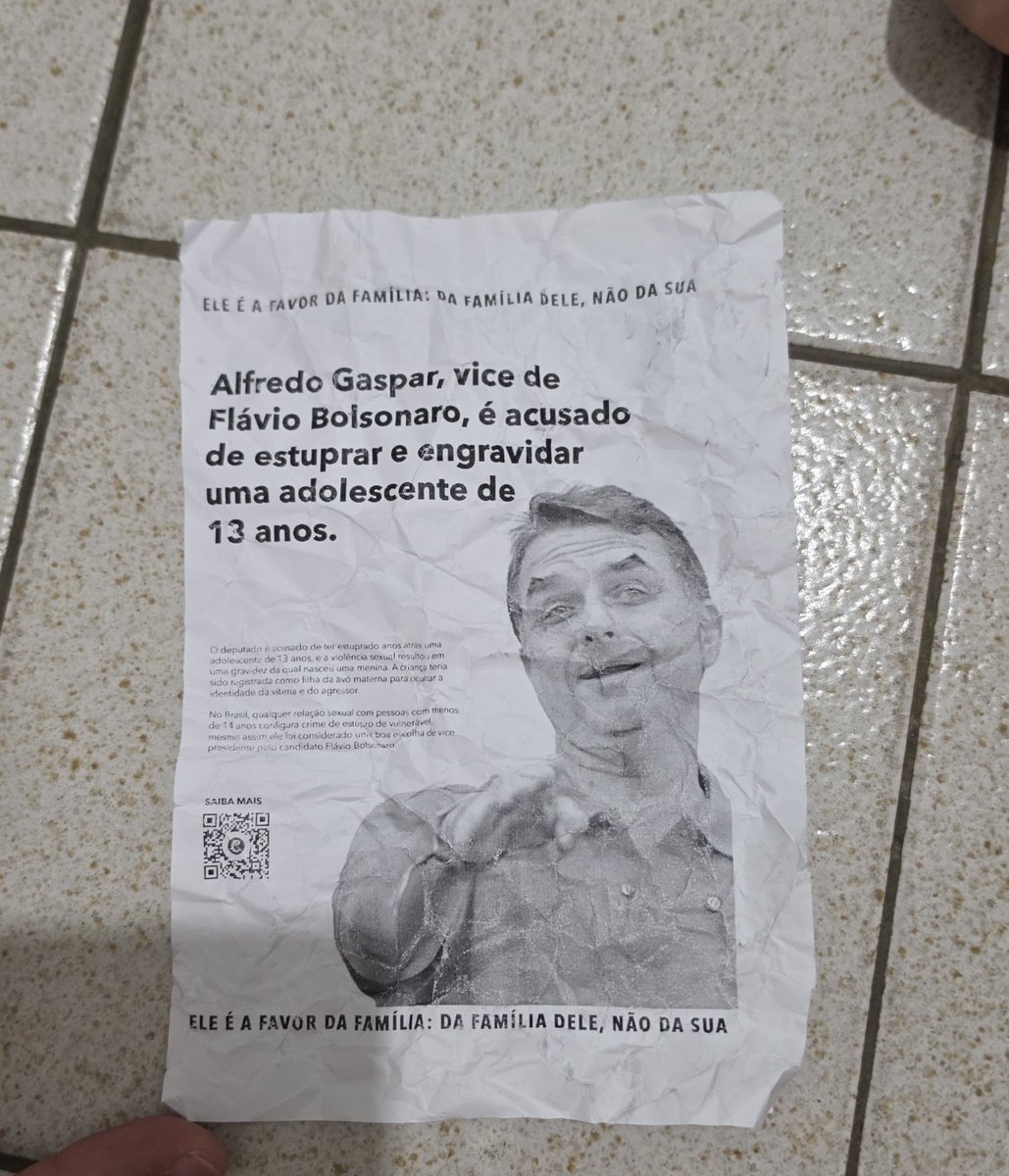 94tome14's tweet photo. 🚨 URGENTE 

Acabei de rasgar vários cartazes de Fake News contra Flávio Bolsonaro aqui em Recife-PE. 

Eu guardei um cartaz como PROVA dos crimes que os petistas estão cometendo. 

Ao apontar a câmera para o QR Code do cartaz, abre uma página do Facebook de esquerda, um tal de 'Portal Desacato'. 

As provas serão enviadas para polícia e para o TSE! 

Continuem cometendo crimes aí, petistas. 
Em breve o Uber preto vai bater na porta de vocês! 🤣👍🏻
